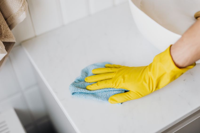 Reinigung einer Badezimmerablage mit einem Mikrofasertuch