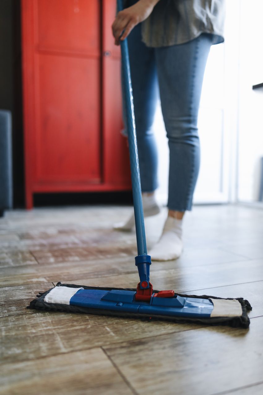 Wischen eines Holzfußbodens mit einem Mopp