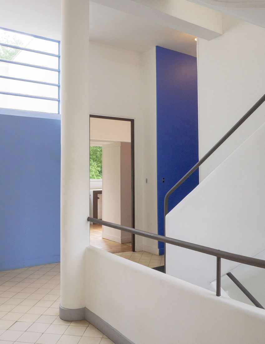 Heller Treppenbereich mit blauen Akzenten