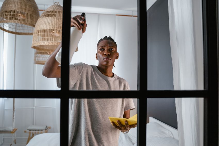 Fensterpflege im Innenbereich eines Zuhauses