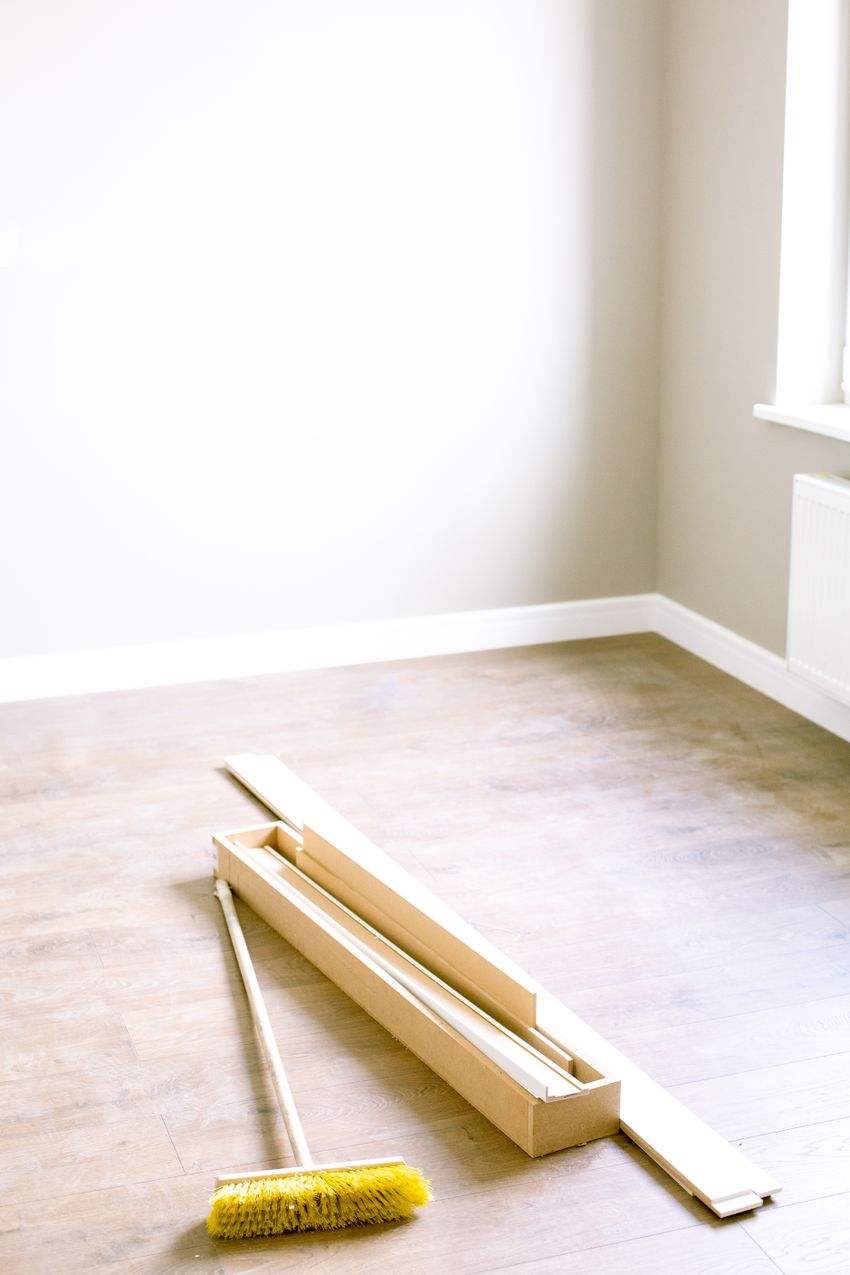 Bodenbürste und Holzplanken nach Bodenarbeiten