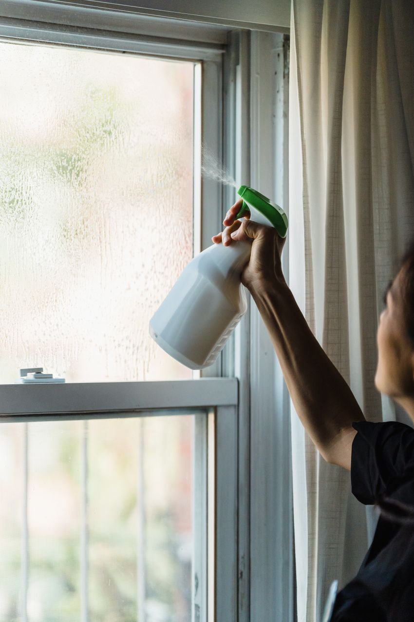Fensterreinigung mit einer Sprühflasche