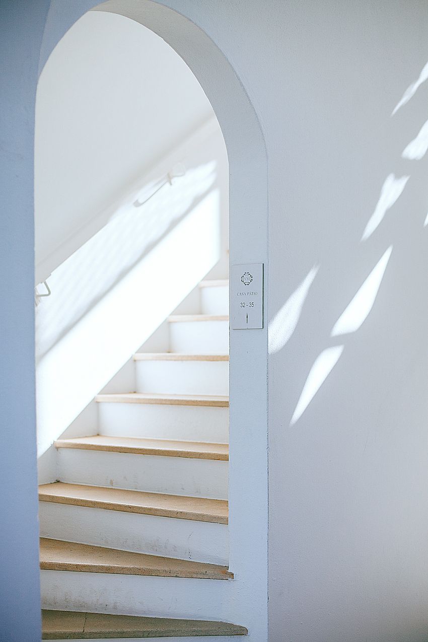 Helle Treppe im Innenbereich eines Hauses