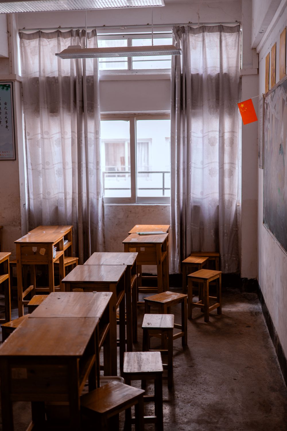 Unbesetzter Klassenraum mit Unterrichtsmobiliar