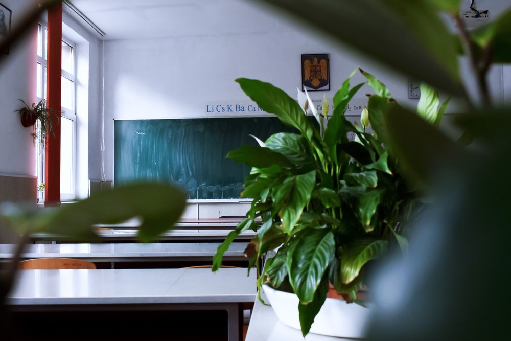 Unbesetzter Klassenraum mit Unterrichtsmobiliar