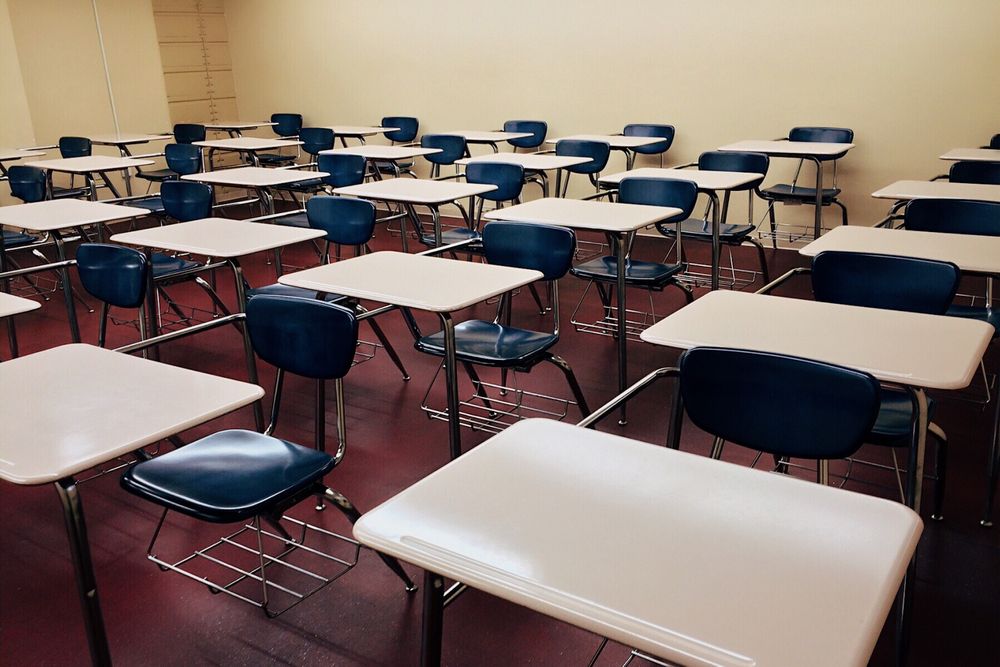 Unbesetzter Klassenraum mit Unterrichtsmobiliar