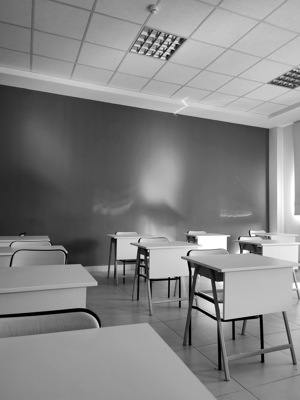 Unbesetzter Klassenraum mit Unterrichtsmobiliar