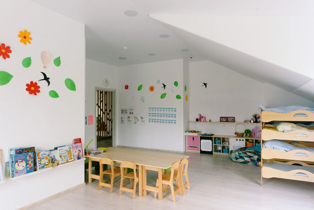 Heller Kindergartenraum mit Spiel- und Sitzbereichen