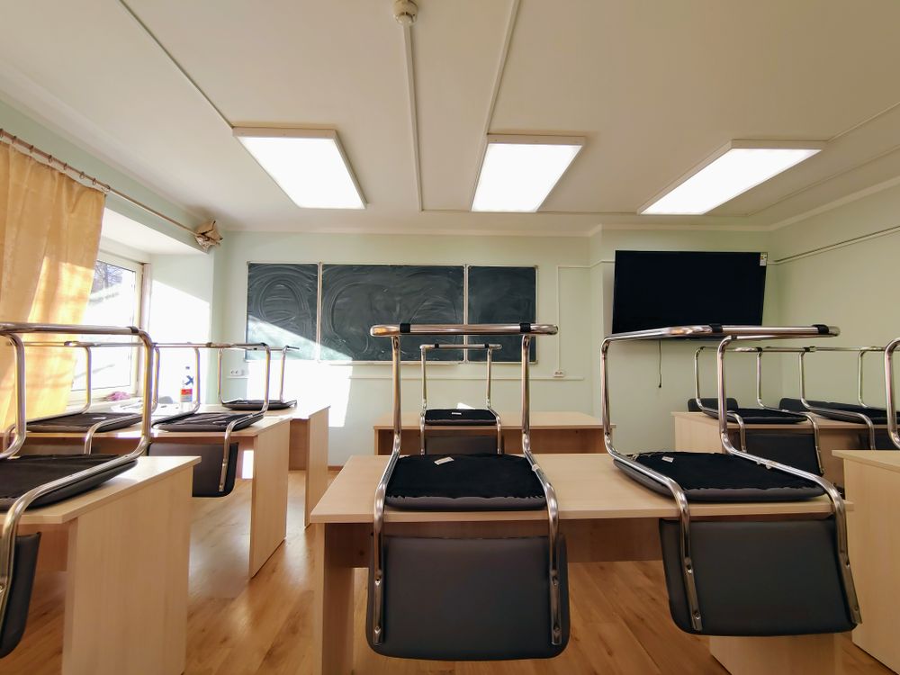 Unbesetzter Klassenraum mit Unterrichtsmobiliar