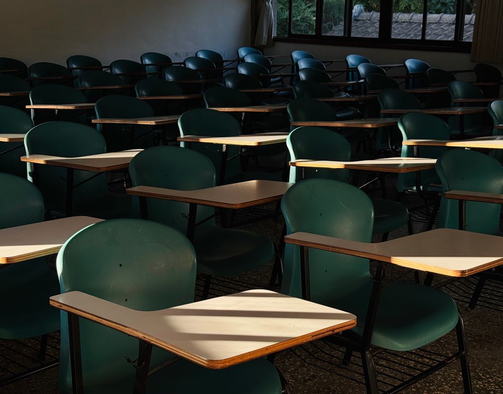 Unbesetzter Klassenraum mit Unterrichtsmobiliar