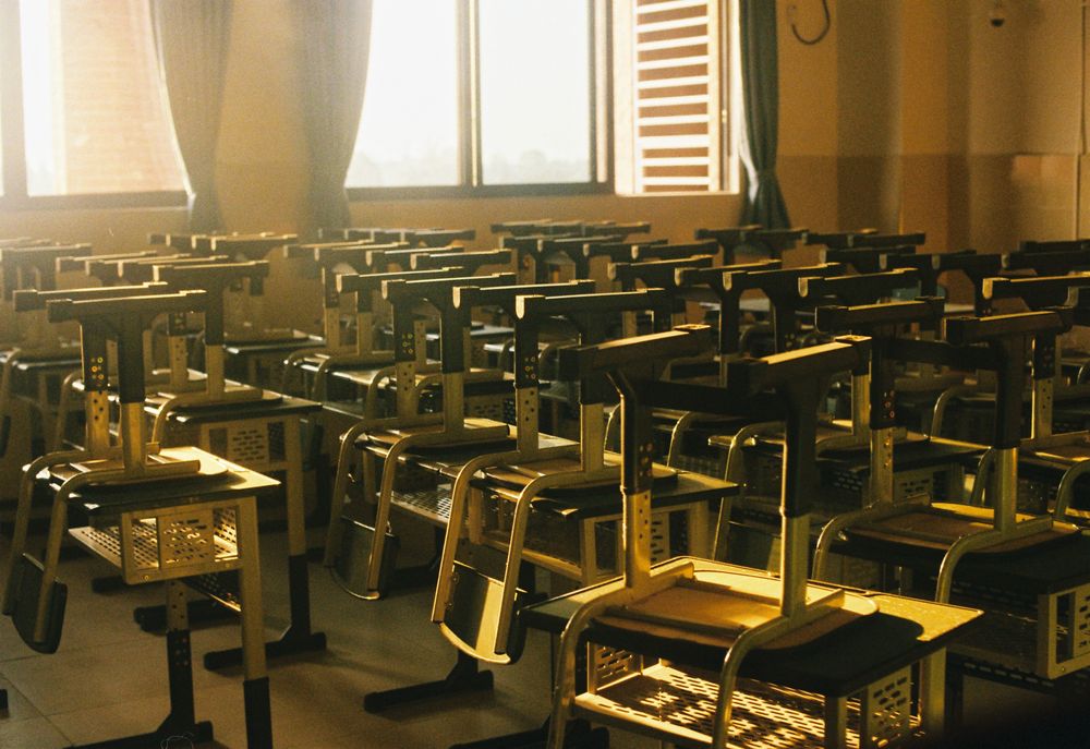 Unbesetzter Klassenraum mit Unterrichtsmobiliar