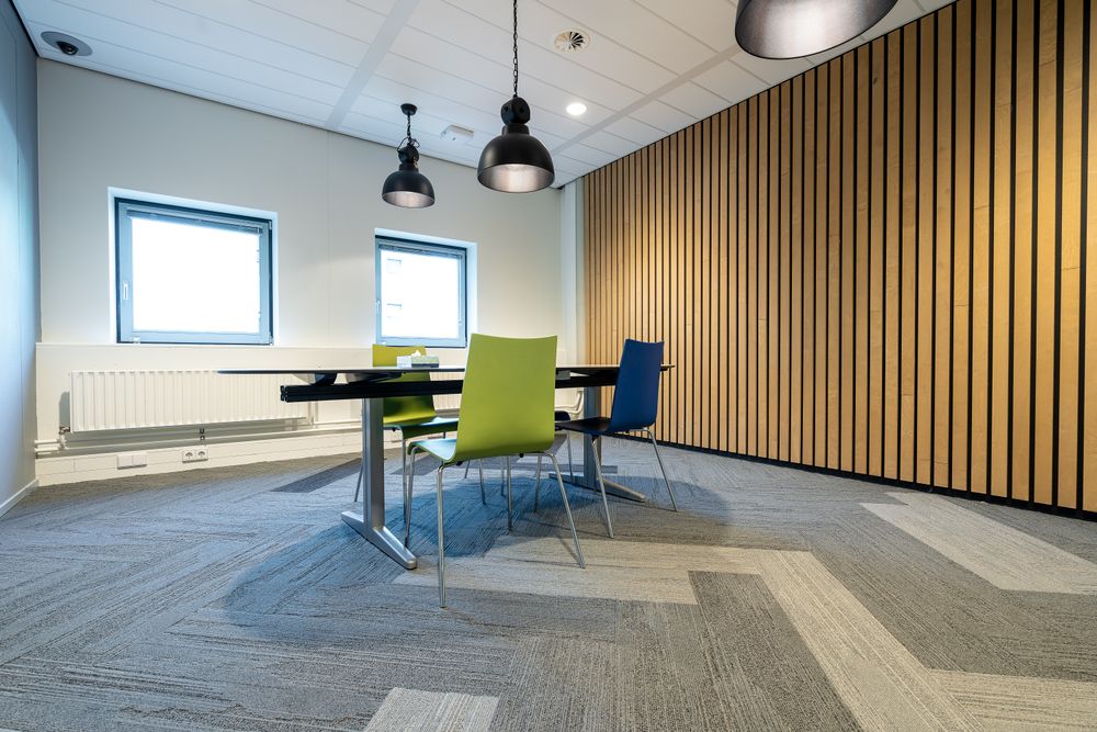 Büro- und Besprechungsräume mit Tischen und Stühlen – illustratives Motiv