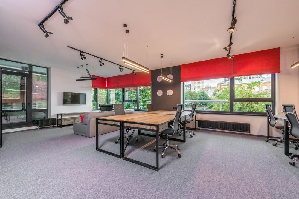 Büro- und Besprechungsräume mit Tischen und Stühlen – illustratives Motiv