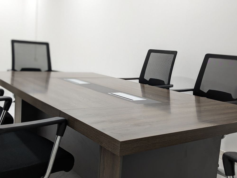 Büro- und Besprechungsräume mit Tischen und Stühlen – illustratives Motiv