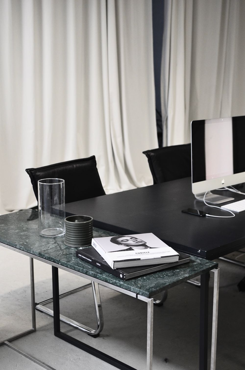 Büro- und Besprechungsräume mit Tischen und Stühlen – illustratives Motiv
