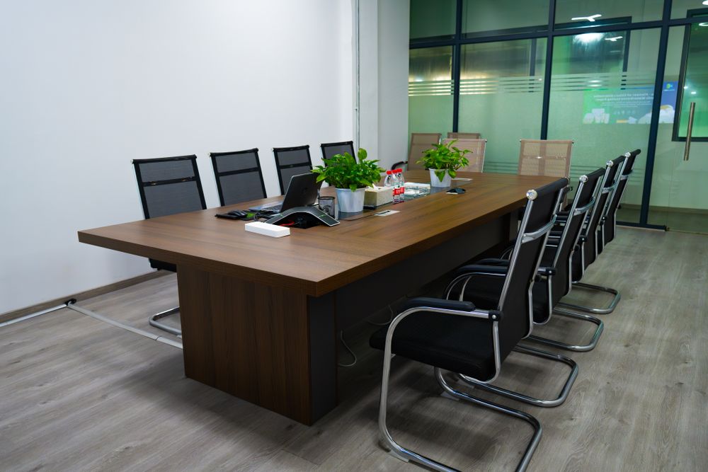 Büro- und Besprechungsräume mit Tischen und Stühlen – illustratives Motiv