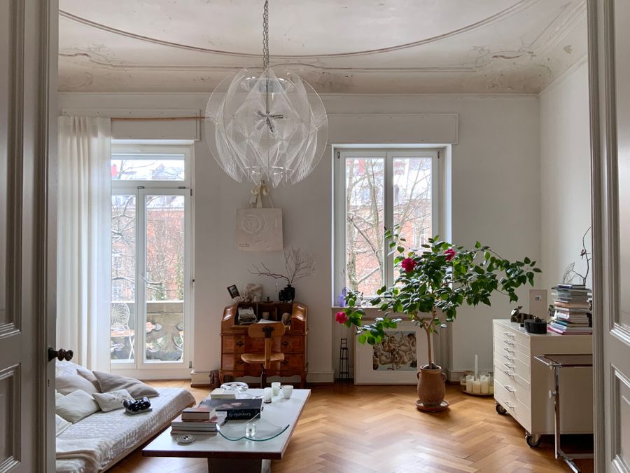 Heller Wohnraum mit Sofa und natürlichem Tageslicht